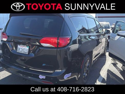 Used 2019 Chrysler Pacifica Limited w/ Advanced Safetytec Group FWD image 2