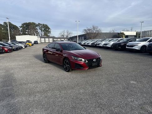 Used 2024 Nissan Altima 2.5 SR w/ SR Premium Package image 3