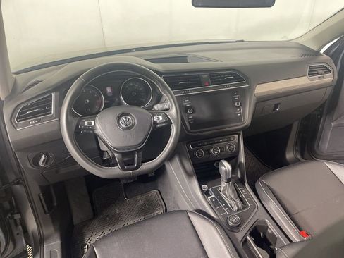 Used 2021 Volkswagen Tiguan SE w/ Panoramic Sunroof Package image 8