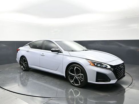 Used 2023 Nissan Altima 2.5 SR w/ SR Premium Package FWD image 1