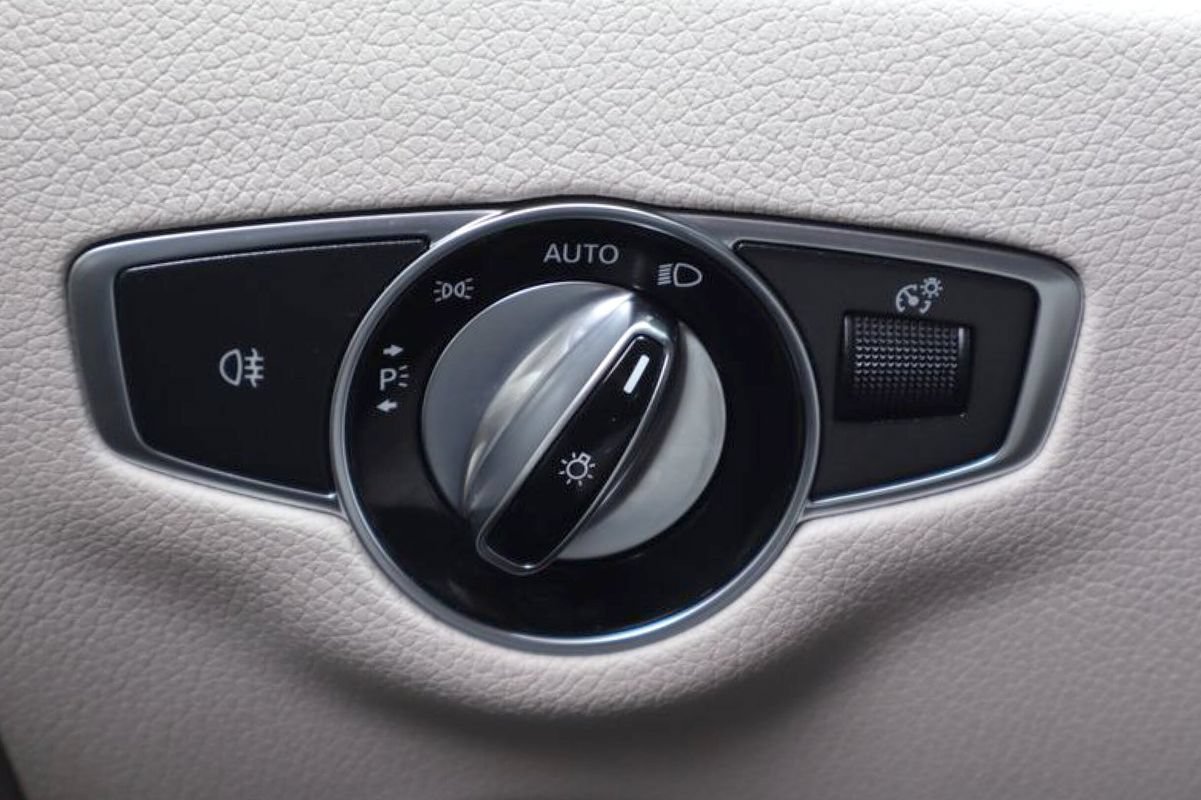 Used 2019 Mercedes-Benz E 450 4MATIC Sedan w/ Premium Package image 36