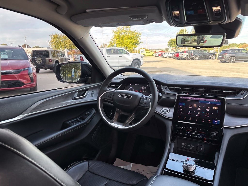 Used 2023 Jeep Grand Cherokee Limited w/ Luxury Tech Group II RWD image 22