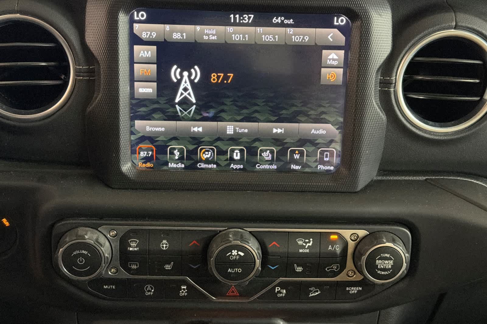 Used 2018 Jeep Wrangler Unlimited Sahara AWD/4WD image 18