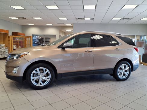 Used 2019 Chevrolet Equinox Premier FWD image 2