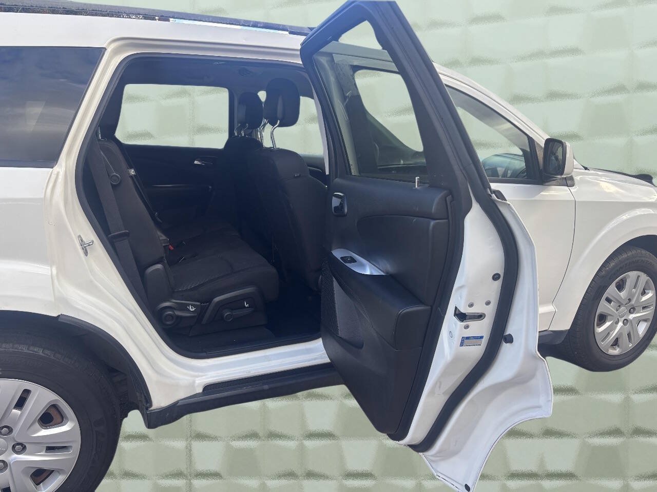 Used 2019 Dodge Journey SE w/ Connectivity Group FWD image 18