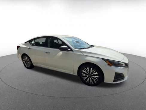 Used 2025 Nissan Altima 2.5 SV image 2