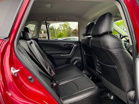 Used 2019 Toyota RAV4 LE w/ All Weather Liner Package AWD/4WD image 15