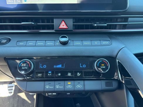 Used 2025 Hyundai Elantra SEL image 12