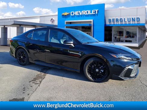 Used 2025 Toyota Camry SE FWD image 1