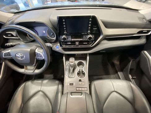 Used 2022 Toyota Highlander XLE AWD/4WD image 23