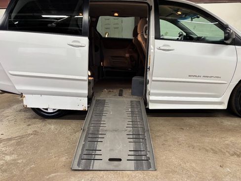 Used 2010 Toyota Sienna LE FWD image 1