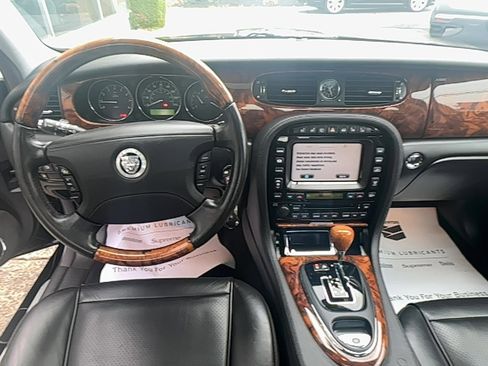 Used 2008 Jaguar XJ8 image 7