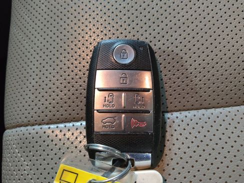 Used 2018 Kia Sedona LX w/ LX Essentials Premium Package FWD image 32