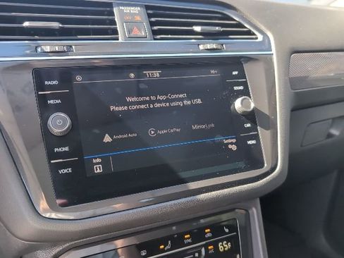 Used 2022 Volkswagen Tiguan SE image 17