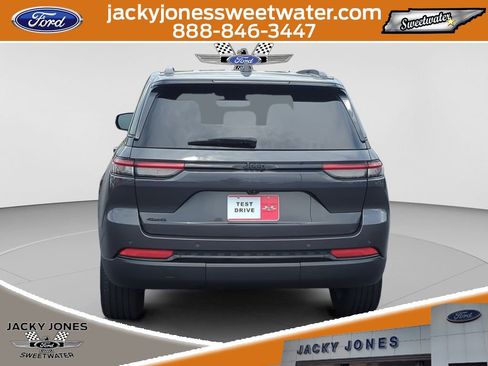 Used 2023 Jeep Grand Cherokee Altitude AWD/4WD image 4