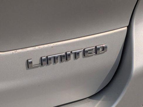 Used 2023 Jeep Grand Cherokee L Limited AWD/4WD image 13