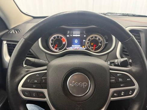 Used 2017 Jeep Cherokee Trailhawk AWD/4WD image 4