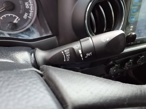 Used 2019 Toyota Tacoma TRD Sport w/ Technology Package image 11