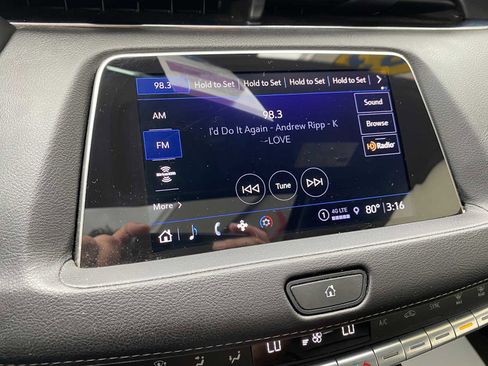 Used 2023 Cadillac XT4 Luxury w/ Cold Weather Package FWD image 19