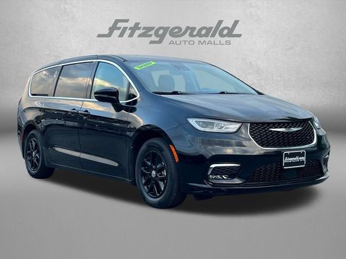 Used 2024 Chrysler Pacifica Touring-L FWD image 1