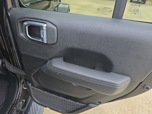 Used 2023 Jeep Gladiator Overland image 18