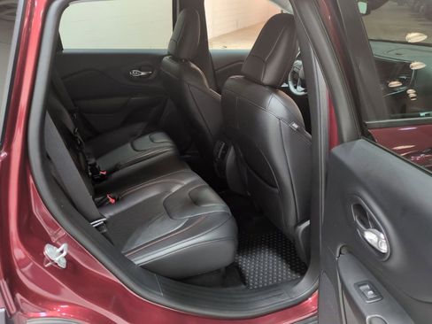 Used 2019 Jeep Cherokee Trailhawk AWD/4WD image 11