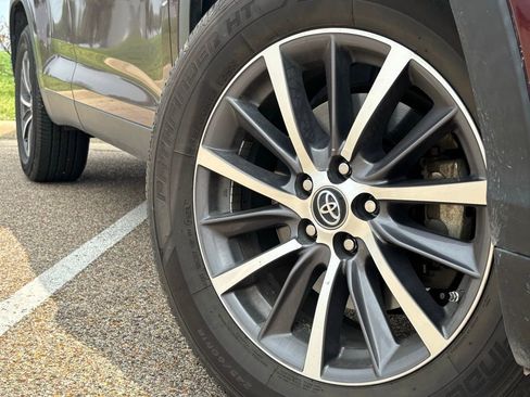 Used 2019 Toyota Highlander XLE image 2