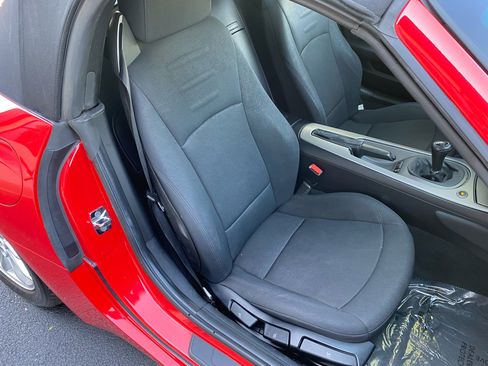 Used 2004 BMW Z4 2.5i image 28