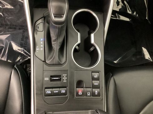 Used 2024 Toyota Highlander XLE AWD/4WD image 27