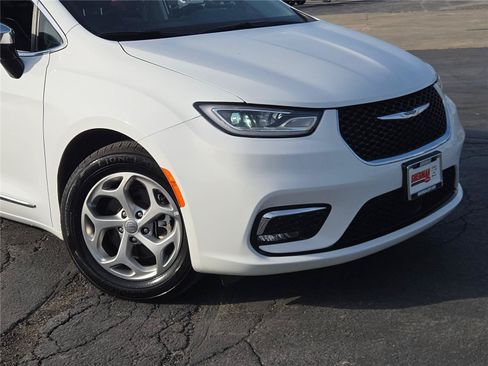 Certified 2023 Chrysler Pacifica Limited FWD image 2