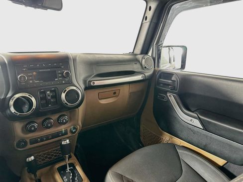 Used 2018 Jeep Wrangler Unlimited Sahara w/ Connectivity Group AWD/4WD image 19