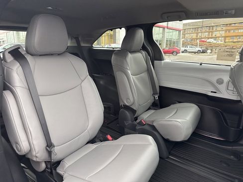New 2026 Toyota Sienna XLE image 12