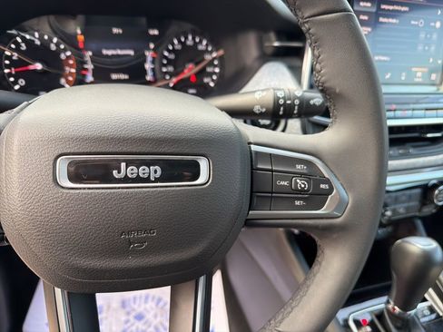 Used 2025 Jeep Compass Latitude AWD/4WD image 21