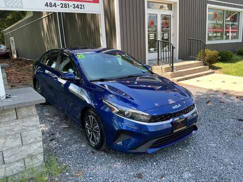 Used 2023 Kia Forte LXS w/ LXS Technology Package FWD image 3