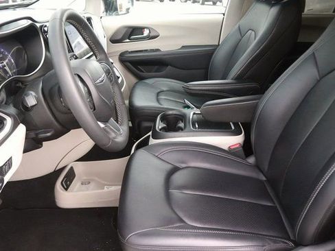 Used 2024 Chrysler Pacifica Touring-L image 13