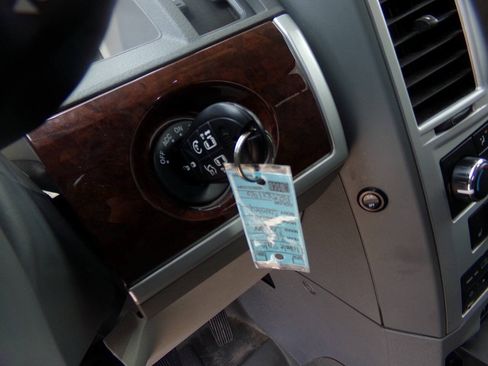 Used 2010 Chrysler Town & Country Touring FWD image 57
