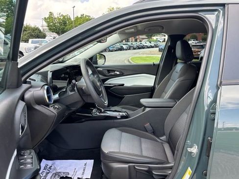 Used 2025 Chevrolet Trax LT FWD image 13