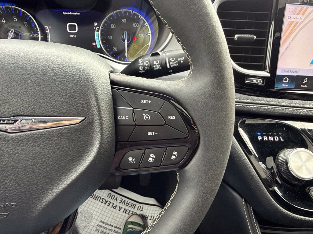 Used 2025 Chrysler Pacifica Limited FWD image 19