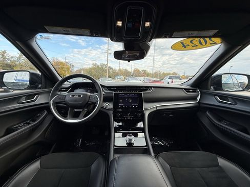 Certified 2024 Jeep Grand Cherokee Altitude image 19