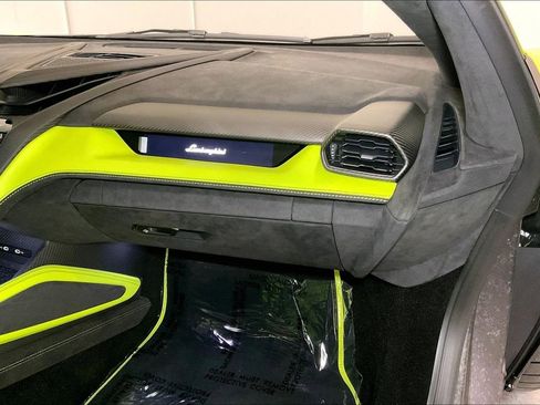 Used 2025 Lamborghini Revuelto image 13