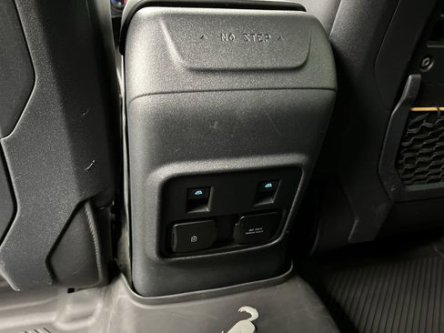 Used 2023 Ford Bronco Badlands image 13