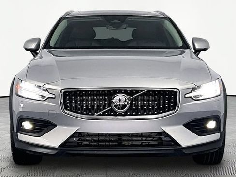 Used 2025 Volvo V60 B5 Cross Country Plus AWD/4WD image 3