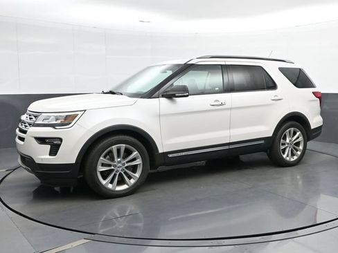 Used 2019 Ford Explorer XLT w/ Equipment Group 202A FWD image 4
