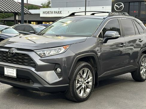 Used 2021 Toyota RAV4 XLE Premium image 4
