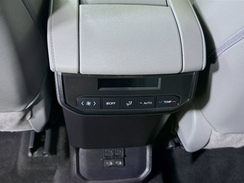 Used 2022 Toyota Highlander XLE AWD/4WD image 28