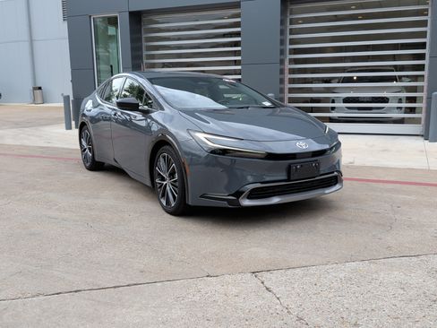 Used 2024 Toyota Prius XLE FWD image 2