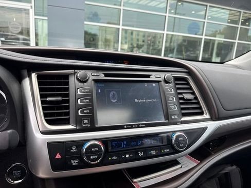 Used 2019 Toyota Highlander Limited FWD image 3