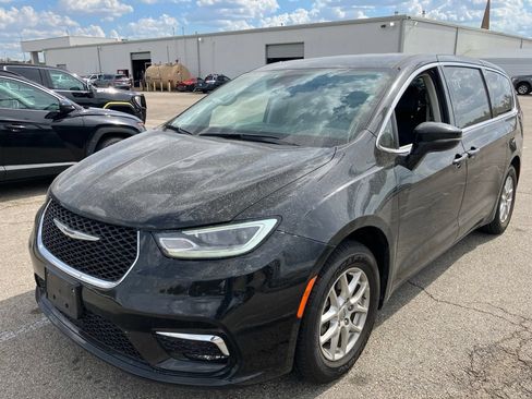 Used 2024 Chrysler Pacifica Touring-L FWD image 1