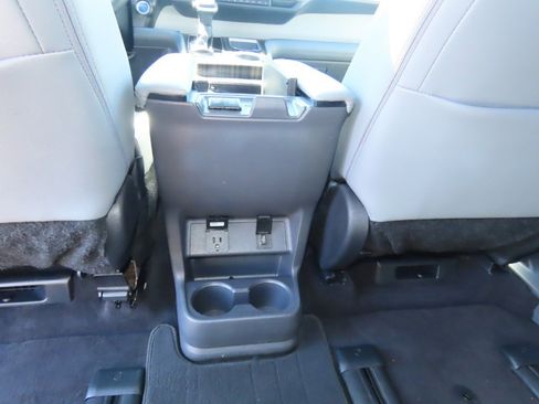 Used 2023 Toyota Sienna Limited image 22