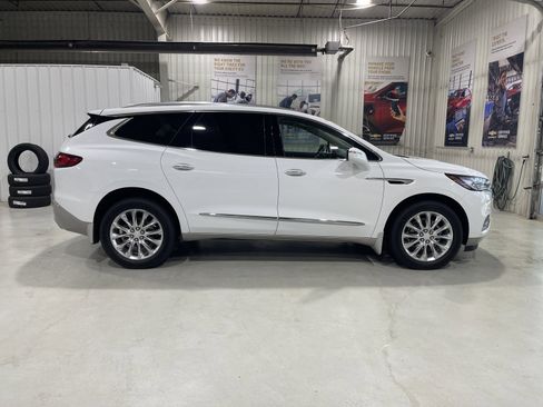 Used 2021 Buick Enclave Essence w/ Sound and Sites Package AWD/4WD image 4